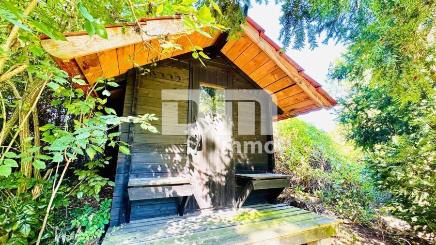 Einfamilienhaus im Bungalow-Stil + Nutzflächen / Pool / Terrasse auf riesigem Traumgrundstück - Gartensauna
